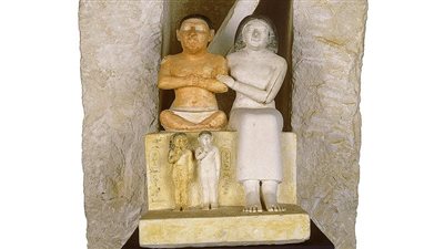 المتحف المصري بالتحرير يعرض مجموعة تماثيل للقزم سنب وعائلته