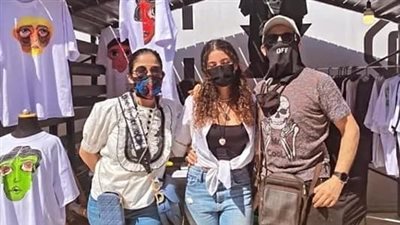 أحمد حلمي ومنى زكي يدعمان ابنتهما لي لي في افتتاح معرضها الجديد (صور)