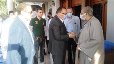 محافظ الشرقية يُؤدي العزاء في وفاة شقيق عضو الشيوخ بعزبة 