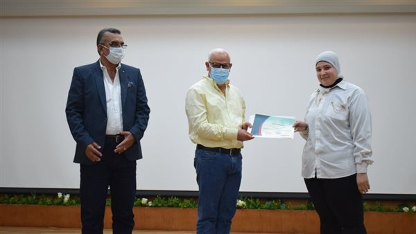 محافظ بورسعيد يكرم