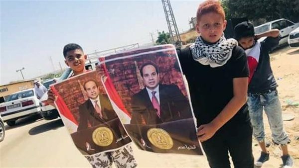 فلسطينيون يحملون