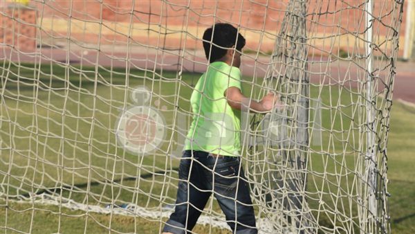 طفل يهز الشباك خلال