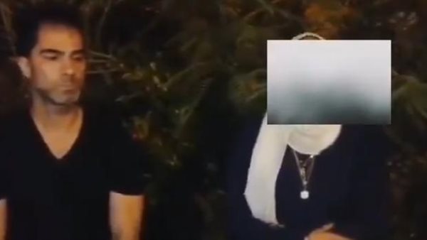 فتاة وبجوارها الطبيب