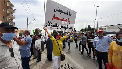 عبير موسى تسقط في نافورة مياه خلال مسيرة احتجاجية مناهضة لإخوان تونس (فيديو) 