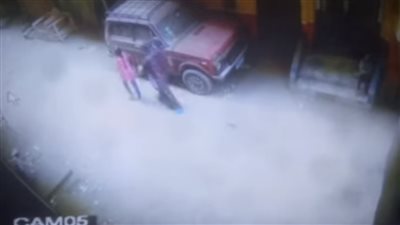 لحظة طعن طفلة على يد مريضة نفسيًا بشبرا الخيمة (فيديو)