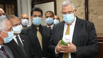 وزير الزراعة يفتتح معمل تطبيقات النانو تكنولوجي في أمراض النبات ببحوث الصحراء (صور)