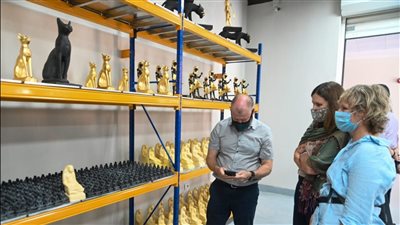 20 سفيرًا بالقاهرة في زيارة إلى مصنع المستنسخات الأثرية بمدينة العبور (صور)