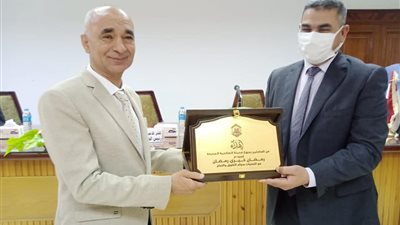 تكريم رئيس جهاز مدينة الصالحية الجديدة لجهوده خلال فترة توليه المنصب