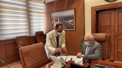 محافظ بورسعيد يتابع سير العمل بمنظومة الأبنية التعليمية