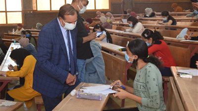 نحو 23 ألف طالب يخوضون الامتحانات بكليتي التجارة والآداب بجامعة سوهاج