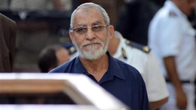 حديث بالإشارة بين بديع وأسرته من خلف القفص الزجاجي قبل أولى جلسات محاكمته في أحداث المنصة