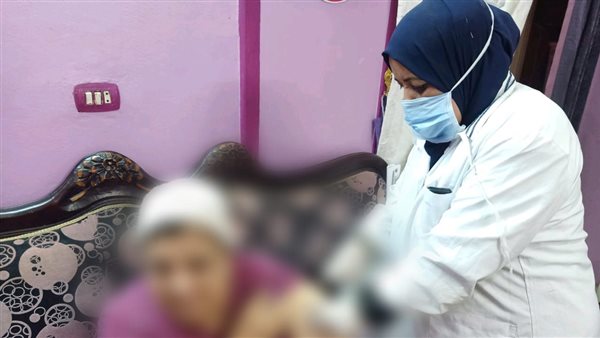 تطعيم سيدة كفيفة