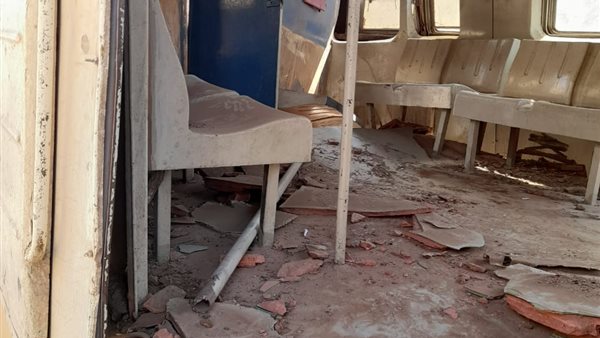 جرار يصطدم بقطار