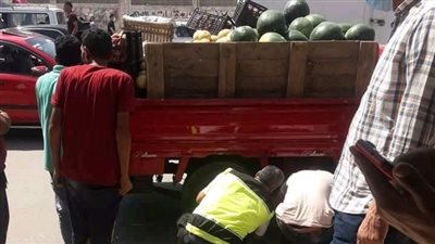 بطولة الـ60 دقيقة.. رجال الشرطة يساعدون زوجين تعطلت بهم سيارة فاكهة بالشرقية (صور)