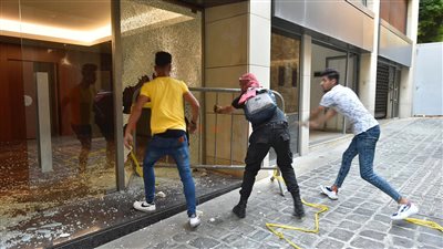 لبنانيون يقتحمون مبنى وزارة الاقتصاد في بيروت اعتراضًا على الحالة المعيشية (فيديو) 