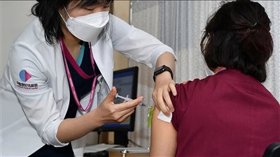 الحكومة الكورية تبدأ غدا تطعيم المواطنين من سن 60 وحتي 64