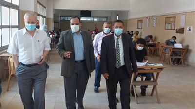 نائب رئيس جامعة بنها يتابع سير الامتحانات بكلية الهندسة (صور) 