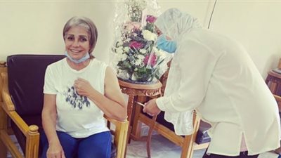 سوسن بدر تتلقى الجرعة الأولى من لقاح كورونا وتشيد بالأطقم الطبية