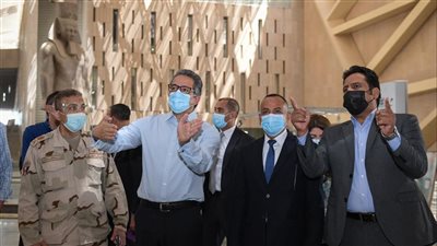 إنهاء تثبيت جميع القطع الثقيلة بالبهو والدرج العظيم في المتحف المصري الكبير
