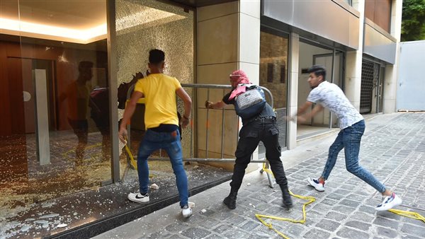 اقتحام مبنى وزارة