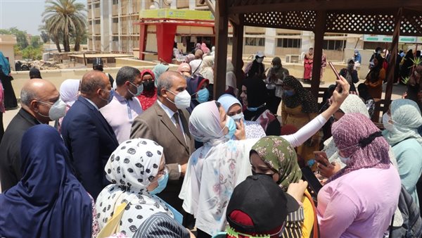 سيلفى مع رئيس الجامعة