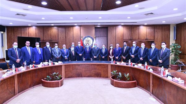 وزير البترول مع أعضاء