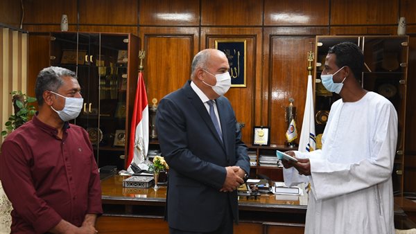 محافظ قنا يكرم مواطنًا