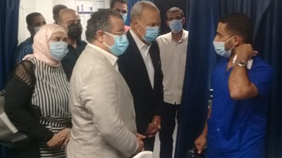 محافظ القليوبية يتابع الحالة الصحية لعامل أصيب أثناء تأدية عمله