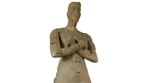  تمثالا كبيرًا لإخناتون