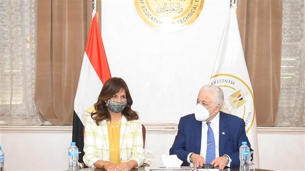 وزيرة الهجرة مع وزير