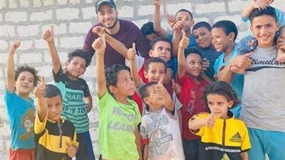 عصام السقا يلتقط صورًا تذكارية أمام مقابر عائلته ووسط أطفال قريته بالمنيا