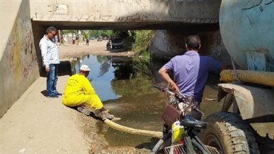 استجابة لشكاوى الأهالي.. كسح المياه الجوفية بعدة قرى بمركز الواسطى ببني سويف