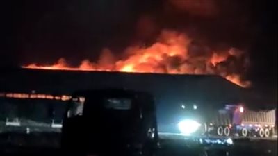 نشوب حريق بحشائش الحلف يتسبب في توقف حركة القطارات 30 دقيقة بقنا