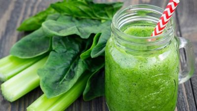يحافظ على صحة الجهاز العصبي والمناعي.. فوائد عصير الكرفس والسبانخ