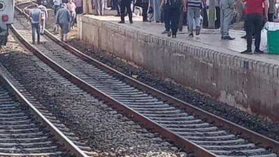 خروج عجلات قطار عن القضبان بمحطة بنها وتوقف حركة القطارات (صور) 