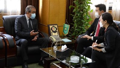 سفير كوريا الجنوبية يثني على المانجو الإسمعلاوي خلال زيارته للمحافظة 