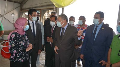 محافظ المنيا يصطحب متدربي البرنامج الرئاسي في جولة داخل المنطقة الصناعية