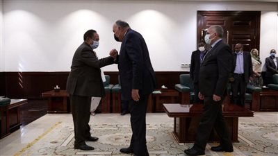 وزيرا الخارجية والري يلتقيان عبد الله حمدوك في السودان
