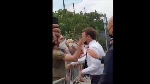 صفع الرئيس إيمانويل