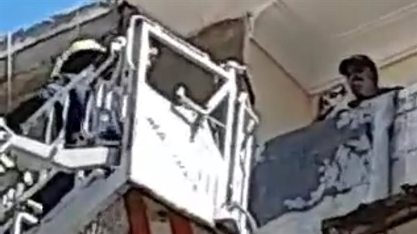 إنقاذ قطة عالقة بالطابق