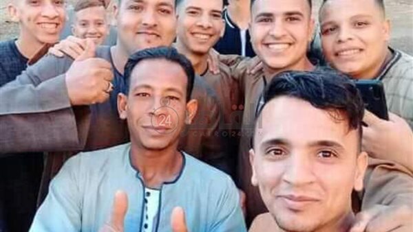 الشاب يتوسط أصدقاءه