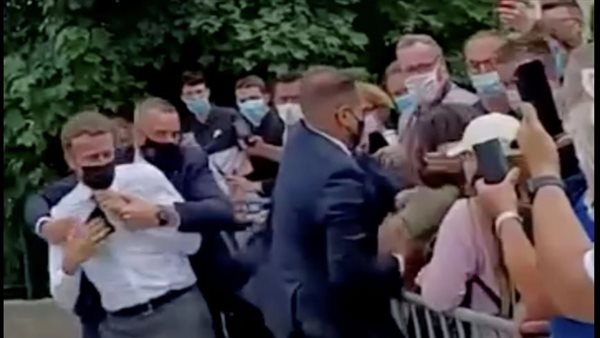 لحظة صفع ماكرون 