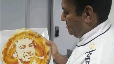 شيف المشاهير بالغردقة يرسم محمد صلاح على بيتزا