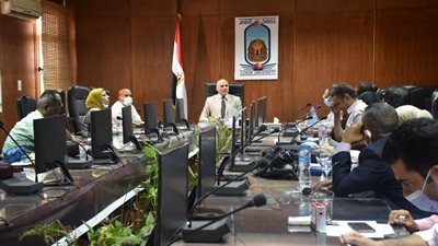 رئيس جامعة الأقصر يناقش استعدادات نهاية العام مع رؤساء الكنترولات