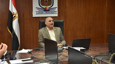 رئيس جامعة الأقصر يجتمع بعمداء الكليات لمناقشة الاستعداد لامتحانات نهاية العام