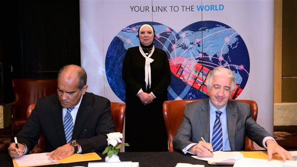 جانب من توقيع الاتفاقية