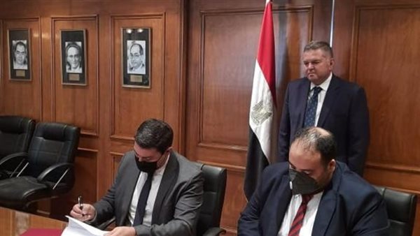 صورة من حفل التوقيع