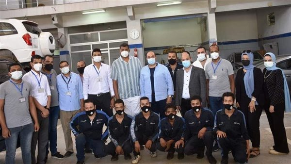 محافظ أسوان مع عمال