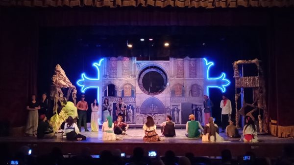  العرض المسرحي أحدب