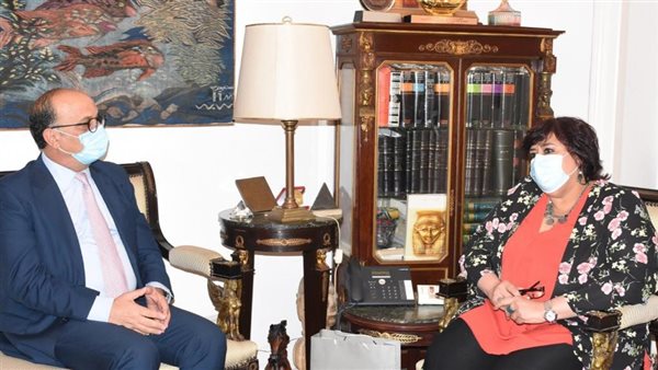 وزيرة الثقافة مع